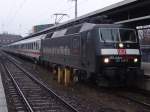 BR 120 120 159-9 wartet mit IC2356 von Stralsund Richtung D�sseldorf Hbf auf die Ausfahrt im Stralsunder Hbf.(08.03.09)