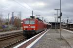 br-143-112-114 143 574-2 mit zwei ex DR Dostos-Garnituren bei der Durchfahrt am Brandenburger Hbf. 10.12.2011