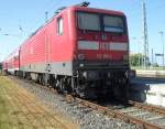 br-143-112-114 112 186-2 wartet mit RE 38591(Warnem�nde-Express) von Warnem�nde Richtung Berlin Hbf(tief) auf die Ausfahrt um 18.00 Uhr im Bahnhof Warnem�nde.(26.06.10)