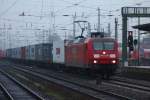 BR 145 DB 145 013-9 mit Containerzug durch den Hauptbahnhof Bremen bei Regen am 23.12.2011