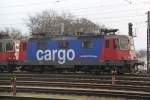 dampfloksdiesellokse-lokstriebwagen SBB-Cargo 421 391-4 abgestellt im Bahnhof Bad Kleinen.19.12.2011