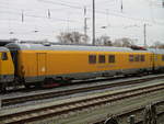 db-netz-messzuege/688248/messwagen-99-80-93-60-001-8hinter-der Messwagen 99 80-93 60 001-8,hinter der Zuglok 120 160,am 06.Februar 2020 in Stralsund.