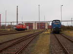 Mukran/529470/die-baltic-port-rail-345-975-5 Die Baltic Port Rail 345 975-5 und die Normalspur V60.03 von Baltic Port Rail,am 26.November 2016,in der Est Mukran.