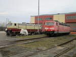 Mukran/806946/sel-181-215-und-181-218am SEL 181 215 und 181 218,am 19.März 2023,vor der Werkstatt,in Mukran.