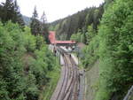 Da ber den Portal des Brandleitetunnel`s eine Strae fhrt,hat man von dort die Mglichkeit nochmal einen Blick auf den Bahnhof Oberhof.Auch ich nutzte am 27.Mai 2020 die Mglichkeit fr ein Foto.