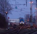 Es wurde schon dunkel als 253 015-8 von Eisenbahn-Bau-und Betriebsgesellschaft Pressnitztalbahn(PRESS)im Bahnhof Rostock-Bramow stand.(19.03.2011)