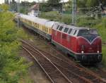 Rostock-Spezial/146913/v-200-116-mit-nostalgie-ostsee-express-als V 200 116 mit Nostalgie-Ostsee-Express als DLr 91353 von Rostock Hbf nach Warnemnde bei der Durchfahrt im Bahnhof Rostock-Bramow.(25.06.2011)