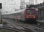 101 032-1 kommt im Starkregen  mit IC 2213 von Ostseebad Binz nach Stuttgart Hbf in den Rostocker Hbf gefahren.(11.07.2011)