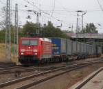 189 062-3 mit LKW-Walter bei der Einfahrt im Bahnhof Rostock-Seehafen.07.09.2012