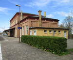 Das Bahnhofsgebäude von Klostermansfeld am 24.April 2023.