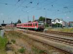 Nach der Ausfahrt aus den Bahnhof Gstrow berquerte 628 641 am 03.Juli 2010 den Bahnbergang Schwaaner Strae.