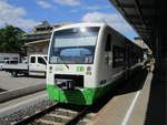 BR 650 Regioshuttle/700904/eib-vt-014-am-bahnsteig-in EIB VT 014 am Bahnsteig in Meiningen am 29.Mai 2020.