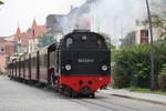 99 2321-0 mit MBB14616 von Bad Doberan nach Ostseebad Kühlungsborn West bei der Ausfahrt am 03.10.2020 in Bad Doberan Goethestraße