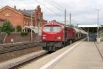 BlueTiger/443464/v-3305-250-008-0-hvle-- V 330.5 (250 008-0) hvle - Havelländische Eisenbahn AG mit einem Güterzug, bei der durchfahrt in Rathenow und fuhr weiter in Richtung Stendal. 28.07.2015