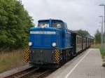 251 901 brachte am 18.August 2010 den P 109 Lauterbach Mole-Ghren nach Putbus.Hier durchfuhr der Zug den Haltepunkt Lauterbach wo nur die Regelspur nach Bedarf hlt.