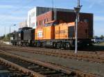 v100-ost-west/226656/bbl-logistik-gmbh-mit-dem-beiden BBL Logistik GmbH mit dem beiden Loks 06(die Orange) und 07(die Schwarze) am 01.Oktober 2012 in Mukran.