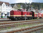 v100-ost-west/844938/eine-ueberraschung-bekam-icham-17april-2024in Eine Überraschung bekam ich,am 17.April 2024,in Meiningen vor die Linse,als dort die HSB 202 726 dort in den Bahnhof einfuhr.