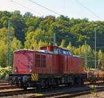 Die V 100.05 (202 726-6) der HGB (Hessische Gterbahn GmbH, Buseck) ex DR 110 726-7 ex DB 202 726-6 hat am 08.09.2012 Gleisbaumaschinen nach Betzdorf/Sieg gebracht.
