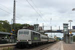 111 210-0 (Railadventure) mit einer Überführung von zwei ICE Mittelwagen, durchfährt am 17.09.2021 den Bahnhof Tostedt.