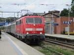br-111/781732/111-067-mit-dem-drei-wagennachtzug 111 067 mit dem drei Wagennachtzug Binz-Lörrach,am 23.Juli 2022,bei der Einfahrt in Bergen/Rügen.