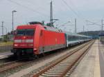 BR 101/356085/mit-dem-aus-mav-gebildeten-ersatzzugfuer Mit dem aus MAV gebildeten Ersatzzug(für EC 379)nach Dresden erreichte 101 018-0,am 27.Juli 2014,den Bahnhof Bergen/Rügen.