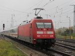 101 143-6 mit IC 2182(Hannover-Stralsund)bei der Ausfahrt im Rostocker Hbf.22.10.2016