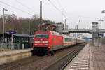 101 098-2 kommt aus Hamburg angerauscht.