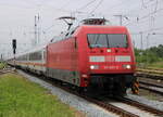 BR 101/734541/101-057-mit-ic-2217zuessow-- 101 057 mit IC 2217(Züssow - Stuttgart)bei der Einfahrt am 12.06.2021 im Rostocker Hbf. 