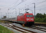 BR 101/734542/101-057-mit-ic-2217zuessow-- 101 057 mit IC 2217(Zssow - Stuttgart)bei der Ausfahrt am 12.06.2021 im Rostocker Hbf. 