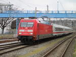 BR 101/767642/101-050-zog-den-ic-2213 101 050 zog den IC 2213 Binz-Stuttgart,am 15.Februar 2022,in den Bahnhof Bergen/Rügen.