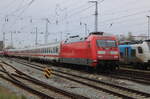BR 101/912916/101-132-mit-ic-2263rostock-hamburgbei-der 101 132 mit  IC 2263(Rostock-Hamburg)bei der Ausfahrt im Rostocker Hbf.10.04.2026