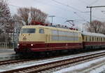 BR 103/795784/103-113-mit-sdz-330fulda-warnemuendebei-der 103 113 mit SDZ 330(Fulda-Warnemünde)bei der Einfahrt am 10.12.2022 in Warnemünde.