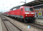 120 204-3 mit RE 4310(Rostock-Hamburg)kurz vor der Ausfahrt im Rostocker Hbf.27.05.2016