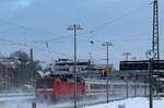 120 132-6 mit ihren IC auf den Weg nach Hamburg durchfährt am 13.12.2012 den Bahnhof Buchholz (Nordheide).