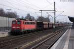 140 037-3 DB Schenker Rail Deutschland AG mit dem GM 60204 von Beddingen nach Hanseport, bei der Durchfahrt in Winsen(Luhe). Da die BR 140 keine UIC-Mittelpufferkupplung AK69e besitzt brauchte sie einen Kuppelwagen mit Gemischtkupplung. 04.02.2014