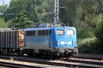 140 008 mit Holzzug von Rostock-Bramow nach Stendal-Niedergörne via Borstel (Kr Stendal)kurz vor der Ausfahrt in Rostock-Bramow.09.06.2018