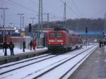 Wieder machte ein Flirt im Winter schlapp so das die Rostocker 112 118-5 zu der Ehre kam,am 17.Januar 2013,den RE 13010 Sassnitz-Rostock zufahren.Hier bei der Einfahrt in Bergen/Rgen.
