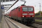 von 3xFotografen wurde 143 065-1 mit dem Warnemnde-Express von Berlin Hbf(tief)nach Rostock Hbf im Rostocker Hbf schon erwartet.24.10.2015