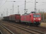 145 001-4 mit 52978 von Rostock-Seehafen nach Eberswalde bei der Ausfahrt in WRD(Rostock-Dierkow).16.11.2012