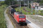 145 025-3 mit einem gemischten Gterzug nach Rostock-Seehafen bei der Durchfahrt im Haltepunkt Rostock-Kassebohm.17.06.2017