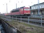 155 220-7 steht am 8.2.2011 in Wismar auf Gleis 7.
