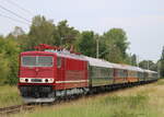 BR 155/821753/250-004-9-mit-dem-leerzug-von 250 004-9 mit dem Leerzug von Warnemünde nach Rostock Hbf bei der Durchfahrt in Rostock-Lichtenhagen.12.08.2023