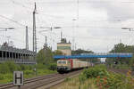 BR 181/821442/181-213-0-sel-mit-seekisten-am 181 213-0 (SEL) mit Seekisten am Haken, durchfährt am 07.08.2023 den Tostedter Bahnhof.