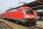BR 182/652490/182-017-mit-re-4310rostock-hamburgkurz-vor 182 017 mit RE 4310(Rostock-Hamburg)kurz vor der Ausfahrt im Rostocker Hbf.05.04.2019