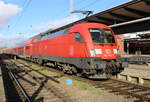 BR 182/717690/182-023-2-mit-re-4308rostock-hamburgkurz-vor 182 023-2 mit RE 4308(Rostock-Hamburg)kurz vor der Ausfahrt im Rostocker Hbf.31.10.2020
