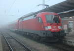 BR 182/729327/182-021-6-stand-am-morgen-mit 182 021-6 stand am Morgen mit RE 4304(Rostock-Hamburg)im Rostocker Hbf.17.03.2021