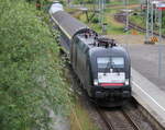 BR 182/736513/es-64-u2-026-mit-nur-4 ES 64 U2-026 mit nur 4 xWagen als Uex 1878 von Lörrach nach Ostseebad Binz bei der Einfahrt in Rostock-Kassebohm.03.07.2021 