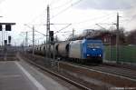 185 523-8 von der Alpha Trains in Dienst fr die Arcelor-Mittal mit einem Kesselzug, die mit Steinkohlenstaub befllt sind, in Rathenow in Richtung Wustermark unterwegs. 11.03.2011