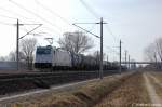 185 562-6 von der BLG Logistics und ITL mit Containerzug zwischen Growudicke und Rathenow in Richtung Rathenow unterwegs.