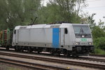 185 681-4 mit Holzzug von Rostock-Bramow nach Stendal-Niedergrne bei der Ausfahrt im Haltepunkt Rostock-Bramow.27.05.2016